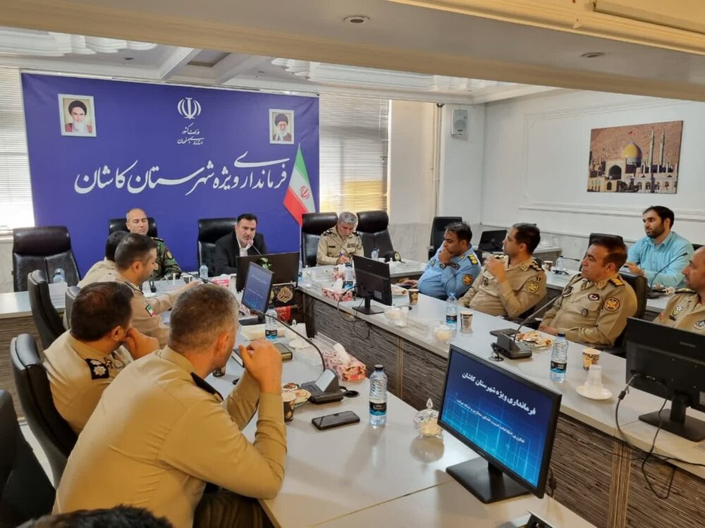 برگزاری نشست دانشجویان دانشگاه فرماندهی و ستاد ارتش با فرماندار کاشان+عکس