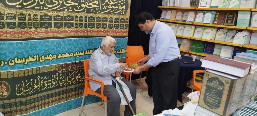 بازدید اساتید و شخصیت‌های علمی و فرهنگی از غرفه انتشارات حوزه در نمایشگاه کتاب