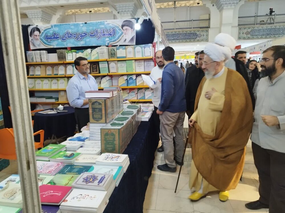 بازدید اساتید و شخصیت‌های علمی و فرهنگی از غرفه انتشارات حوزه در نمایشگاه کتاب