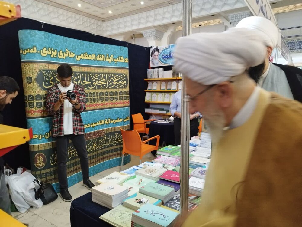بازدید اساتید و شخصیت‌های علمی و فرهنگی از غرفه انتشارات حوزه در نمایشگاه کتاب