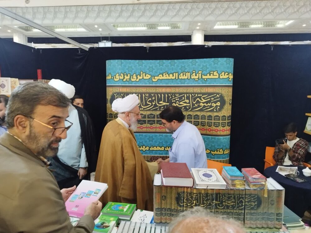 بازدید اساتید و شخصیت‌های علمی و فرهنگی از غرفه انتشارات حوزه در نمایشگاه کتاب