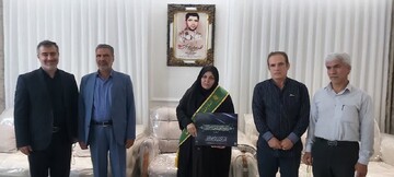 تصاویر/ دیدار خادمین ستاد مردمی جشن سه کیلومتری عید غدیر خرم آباد با خانواده شهید سید نورخدا موسوی