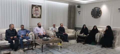تصاویر دیدار خادمین ستاد مردمی جشن سه کیلومتری عید غدیر خرم آباد با خانواده شهید سیدنورخدا موسوی