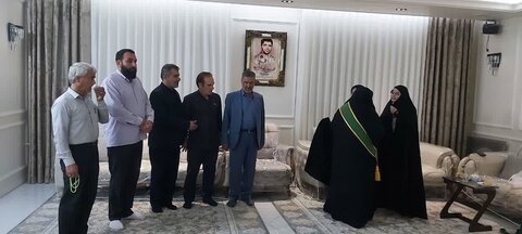 تصاویر دیدار خادمین ستاد مردمی جشن سه کیلومتری عید غدیر خرم آباد با خانواده شهید سیدنورخدا موسوی