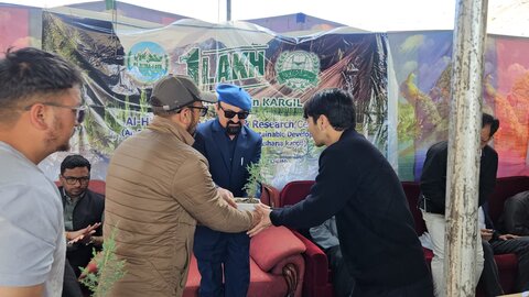 ال حمیٰ لایا گرین مشن کی طرف سے کرگل میں 1 لاکھ پچیس سو سے زائد پودے لگا کر تاریخی درخت کاری مہم کا آغاز کردیا