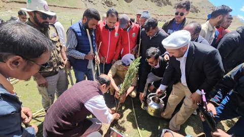 ال حمیٰ لایا گرین مشن کی طرف سے کرگل میں 1 لاکھ پچیس سو سے زائد پودے لگا کر تاریخی درخت کاری مہم کا آغاز کردیا