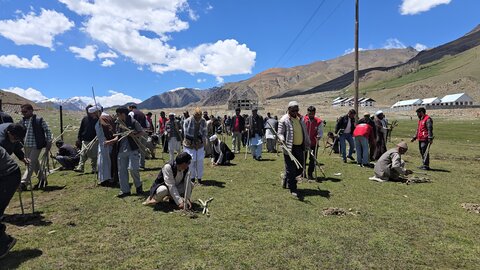 ال حمیٰ لایا گرین مشن کی طرف سے کرگل میں 1 لاکھ پچیس سو سے زائد پودے لگا کر تاریخی درخت کاری مہم کا آغاز کردیا