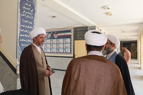 تصاویر/ بازدید معاون منابع انسانی و پشتیبانی حوزه‌های علمیه از مدرسه علمیه مولود کعبه جاسک