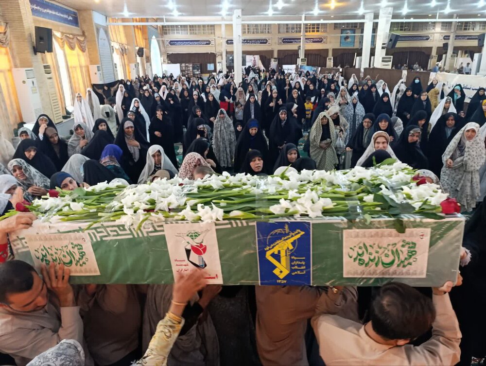 تصاویر/ استقبال از پیکر شهید ناصر جوهرزاده در نمازجمعه بوشهر