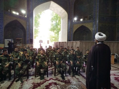 تصاویر|بازدید دانشجویان خلبانی و مهندسین پرواز از مدرسه علمیه امام صادق (ع) چهار باغ اصفهان