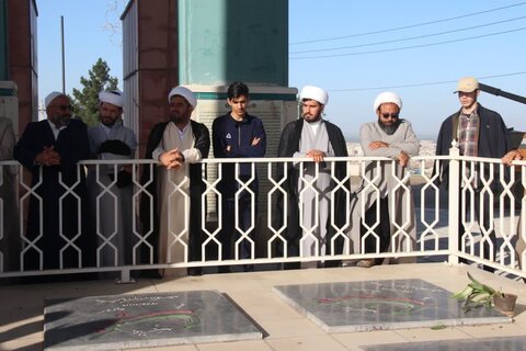 تصاویر / پیاده روی کارکنان حوزه علمیه استان قزوین با حضور امام جمعه استان قزوین