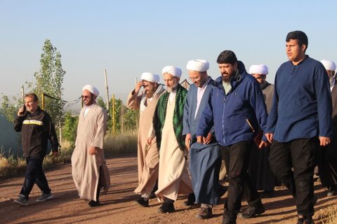 تصاویر / پیاده روی کارکنان حوزه علمیه استان قزوین با حضور امام جمعه استان قزوین