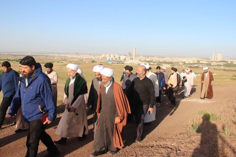 تصاویر / پیاده روی کارکنان حوزه علمیه استان قزوین با حضور امام جمعه استان قزوین