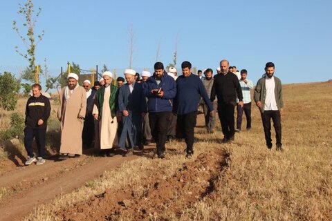 تصاویر / پیاده روی کارکنان حوزه علمیه استان قزوین با حضور امام جمعه استان قزوین