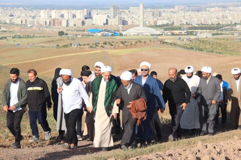 تصاویر / پیاده روی کارکنان حوزه علمیه استان قزوین با حضور امام جمعه استان قزوین