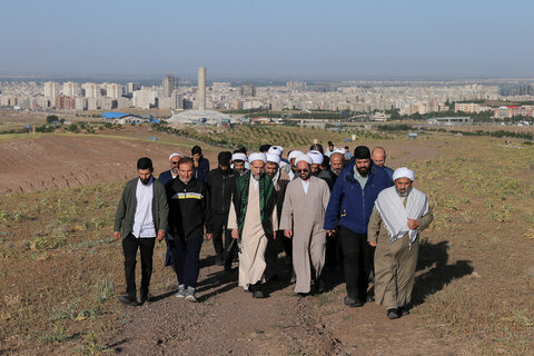 تصاویر / پیاده روی کارکنان حوزه علمیه استان قزوین با حضور امام جمعه استان قزوین