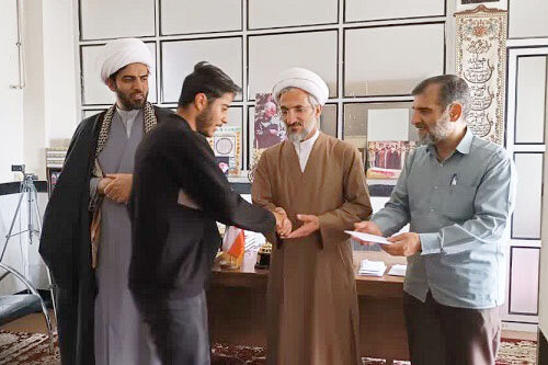 نوجوانان کنگاوری قهرمان فوتسال مساجد در حوزه علمیه تجلیل شدند+عکس