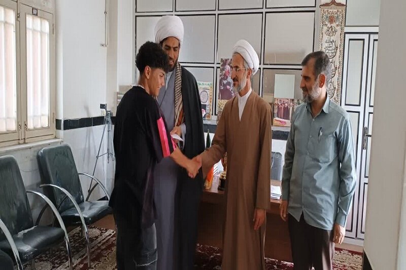 نوجوانان کنگاوری قهرمان فوتسال مساجد در حوزه علمیه تجلیل شدند+عکس