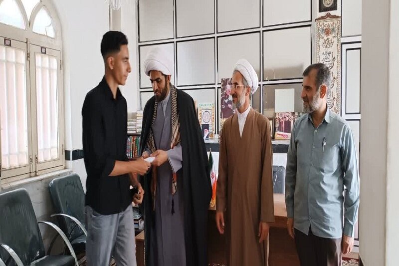 نوجوانان کنگاوری قهرمان فوتسال مساجد در حوزه علمیه تجلیل شدند+عکس