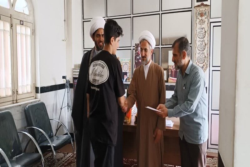 نوجوانان کنگاوری قهرمان فوتسال مساجد در حوزه علمیه تجلیل شدند+عکس