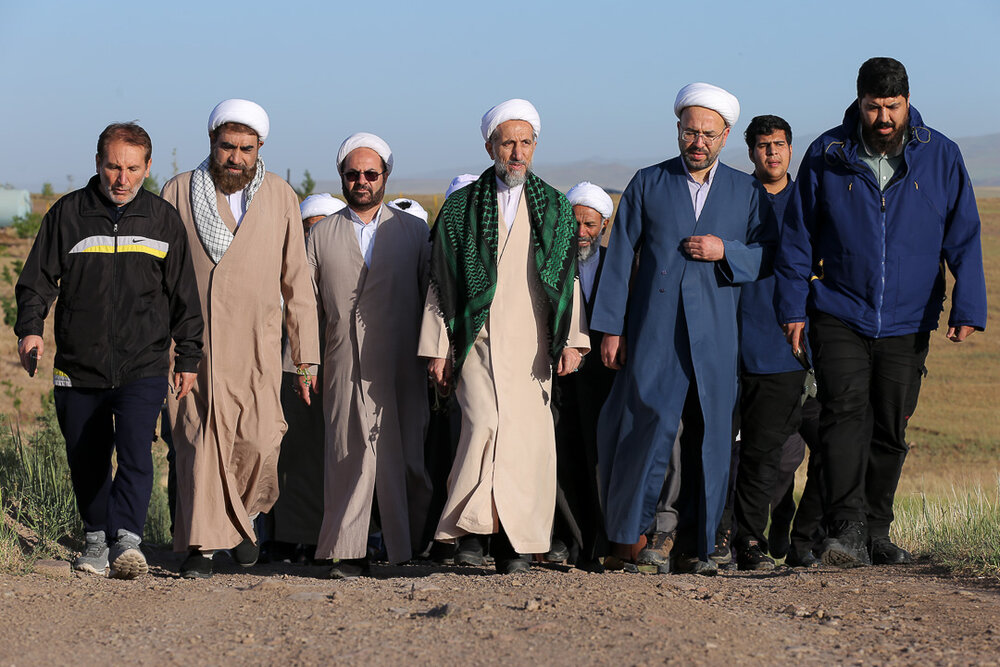 تصاویر / پیاده روی کارکنان حوزه علمیه استان قزوین با حضور امام جمعه