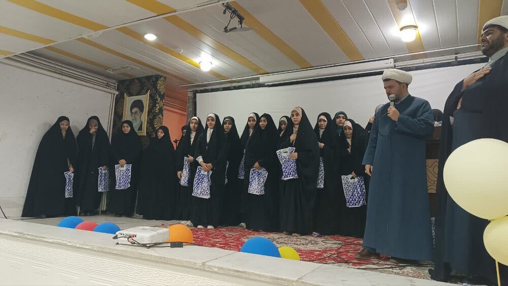 طلاب مدرسه علمیه الهیه ساوه، راهنمای دانش‌آموزان شدند