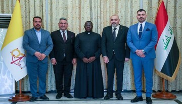 بازدید مسئولین حرم امام حسین علیه السلام از سفارت واتیکان در بغداد