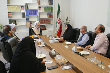 زمینه فعالیت نخبگان در داخل کشور را فراهم کنیم