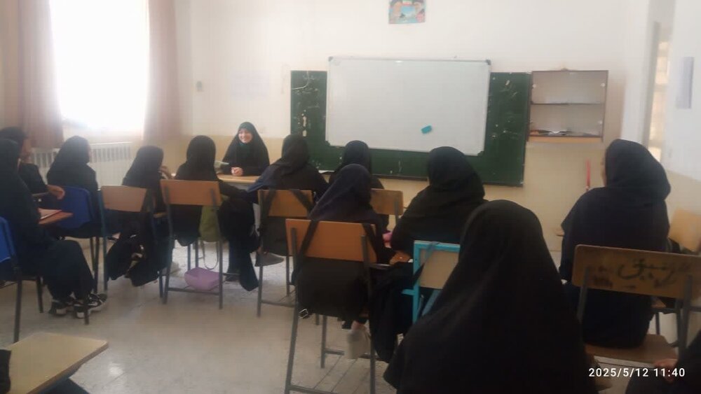 حضور مبلغان حوزه علمیه خواهران در مدارس میبد+عکس
