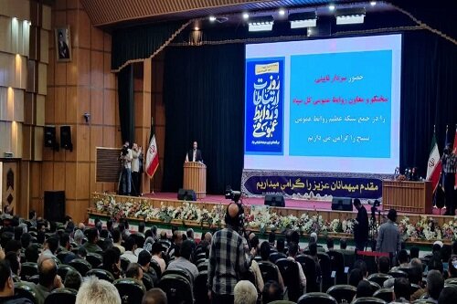 تلاش‌های رسانه‌ای طلبه سرپل ذهابی در حوزه بسیج مورد تجلیل قرار گرفت+عکس