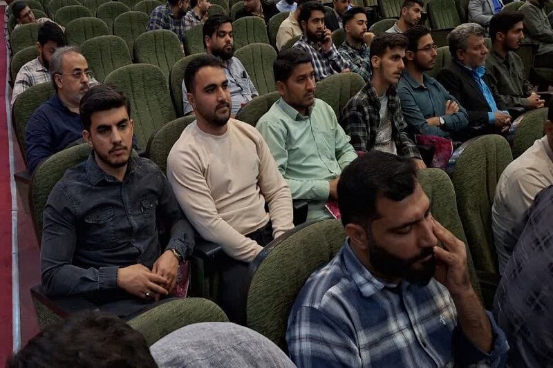 تلاشهای رسانهای طلبه سرپل ذهابی در حوزه بسیج مورد تجلیل قرار گرفت+عکس