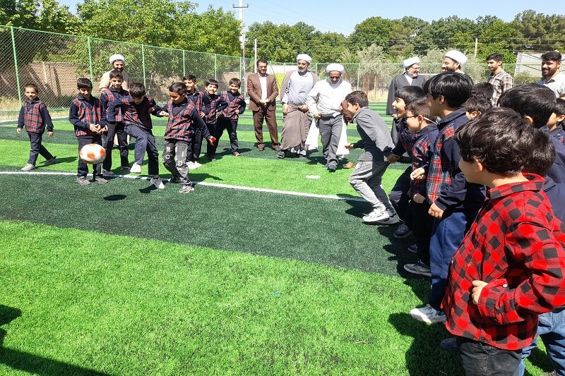 افتتاح زمین چمن مصنوعی مدرسه علمیه برادران امام خمینی(ره) کرمانشاه+ تصاویر