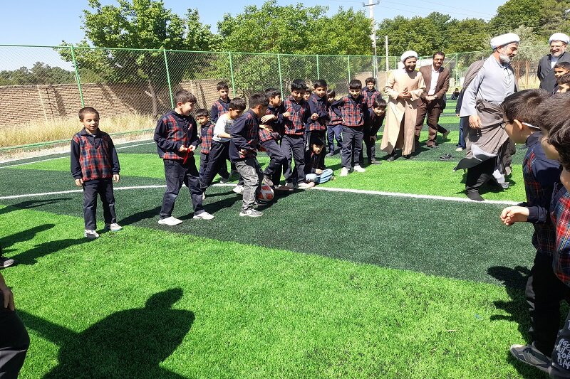 افتتاح زمین چمن مصنوعی مدرسه علمیه برادران امام خمینی(ره) کرمانشاه+ تصاویر