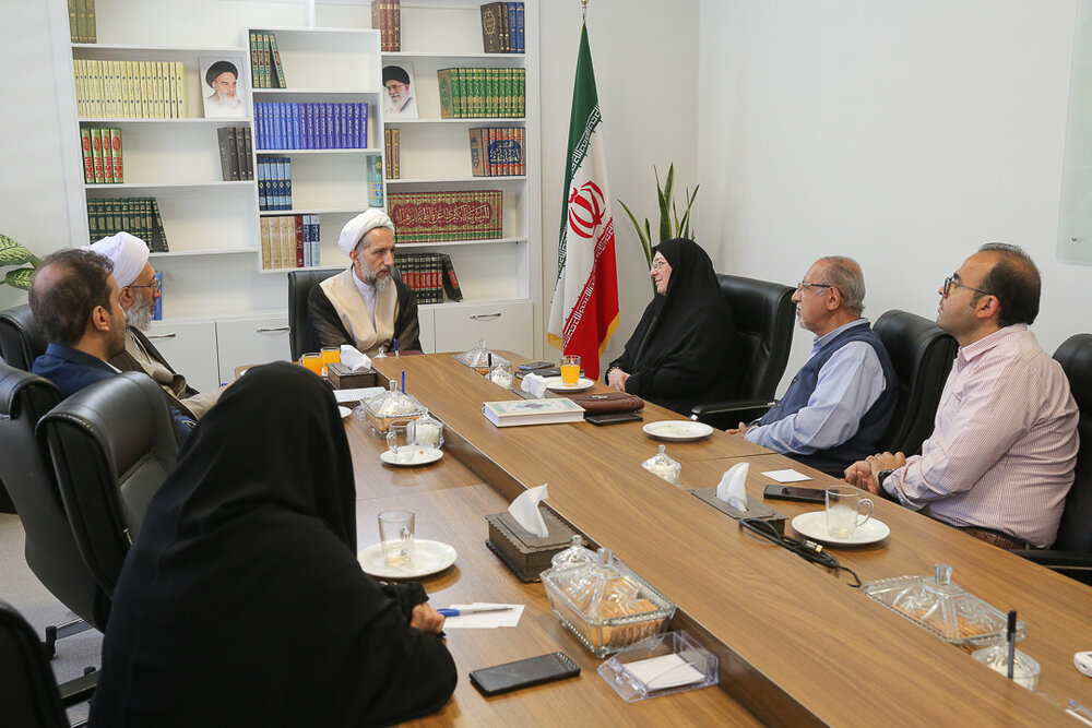 زمینه فعالیت نخبگان در داخل کشور را فراهم کنیم