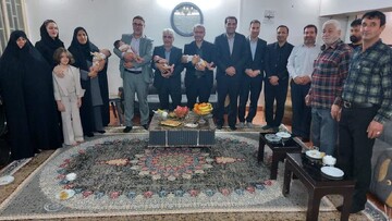 دیدار فرماندار آران و بیدگل با خانواده دارای فرزند چهارقلو در آران و بیدگل+ عکس