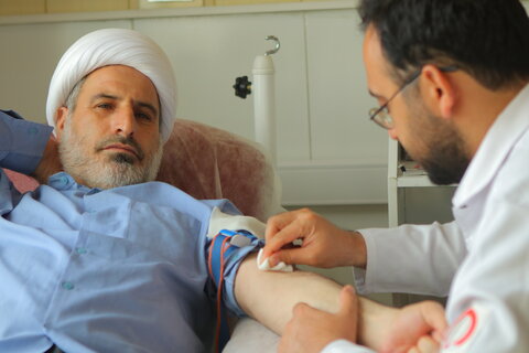 اهدای خون روحانیون و طلاب استان همدان