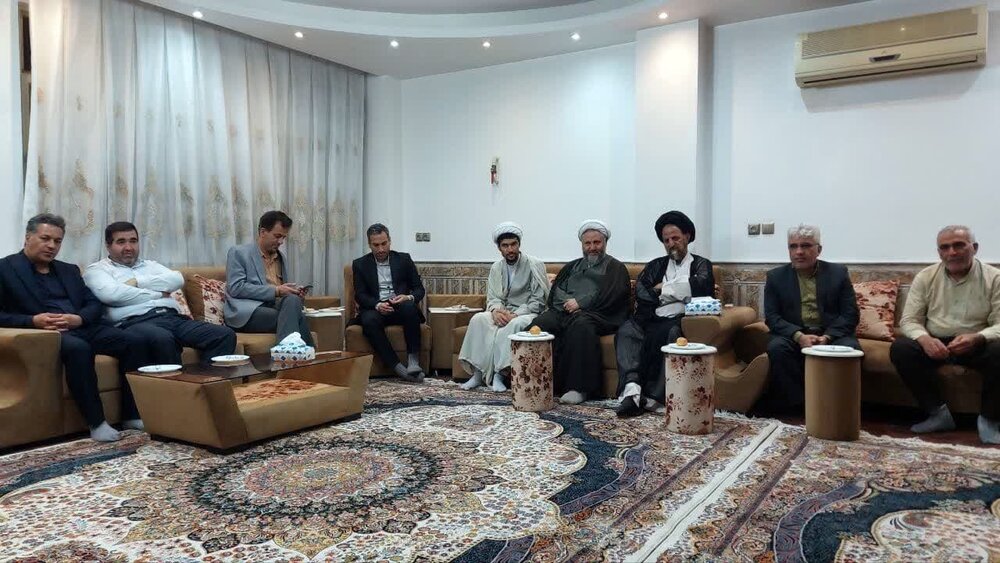 دیدار امام جمعه آران و بیدگل با خانواده دارای فرزند سه قلو+عکس