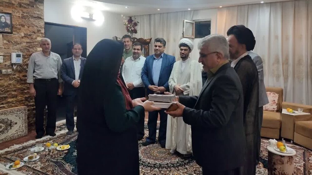 دیدار امام جمعه آران وبیدگل با خانواده دارای فرزند سه قلو+عکس