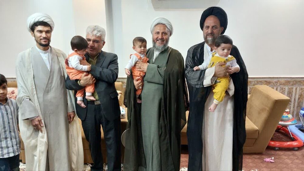 دیدار امام جمعه آران وبیدگل با خانواده دارای فرزند سه قلو+عکس