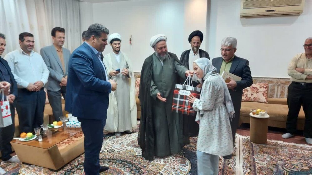 دیدار امام جمعه آران وبیدگل با خانواده دارای فرزند سه قلو+عکس