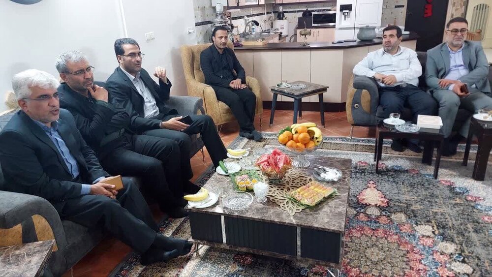 دیدار فرماندار آران و بیدگل با خانواده دارای فرزند چهارقلو در آران و بیدگل+ عکس