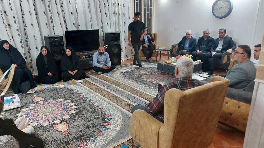 دیدار فرماندار با خانواده دارای فرزند چهارقلو در آران و بیدگل+ عکس