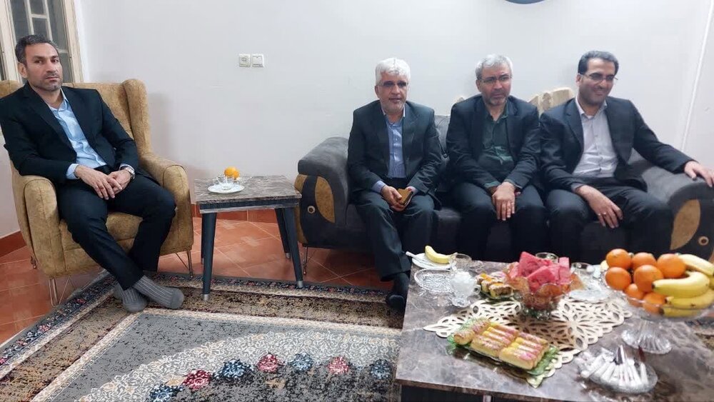 دیدار فرماندار با خانواده دارای فرزند چهارقلو در آران و بیدگل+ عکس