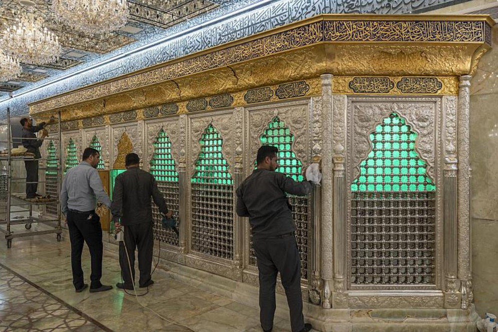 قسم صناعة الشبابيك يُنهي تثبيت شبّاك سرداب الإمام الحسين في مرقد أبي الفضل العباس (عليهما السلام) + صور