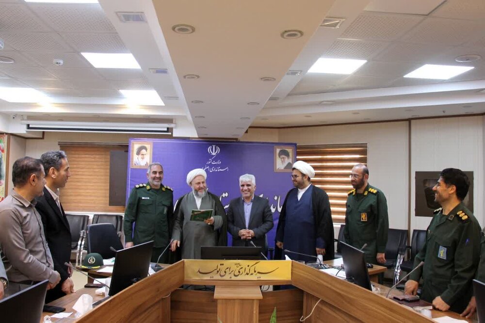 حکم رئیس قرارگاه جهاد تبیین به فرماندار آران و بیدگل اعطا شد + عکس