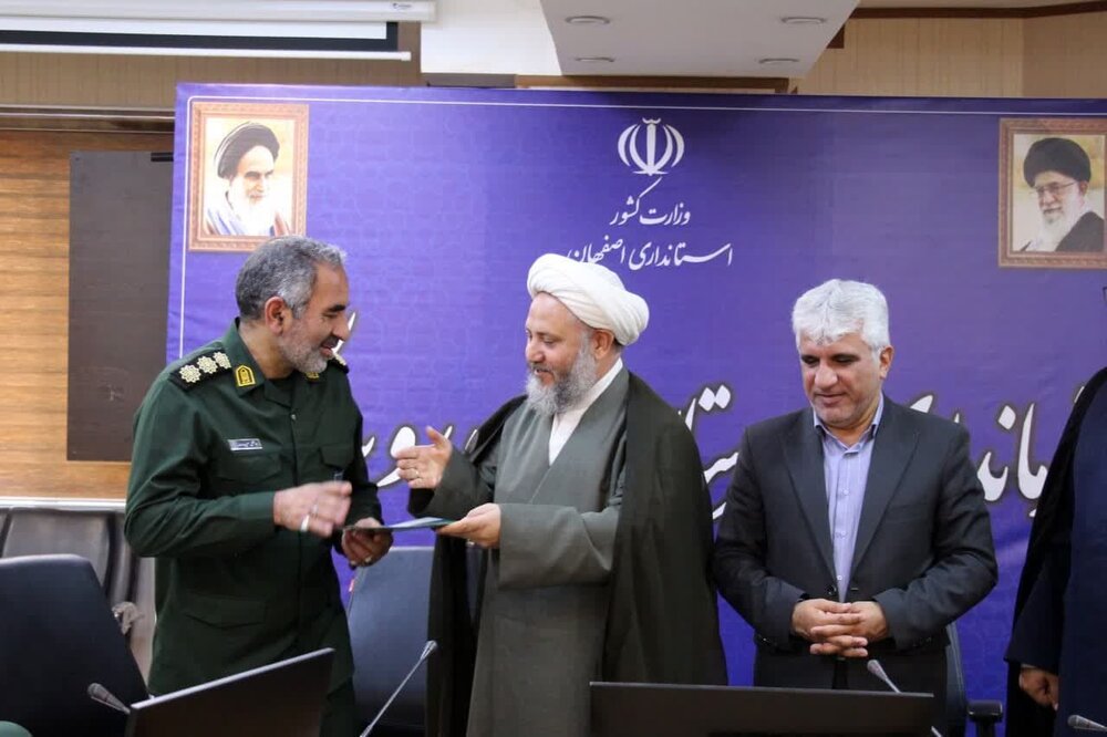 حکم رئیس قرارگاه جهاد تبیین به فرماندار آران و بیدگل اعطا شد + عکس