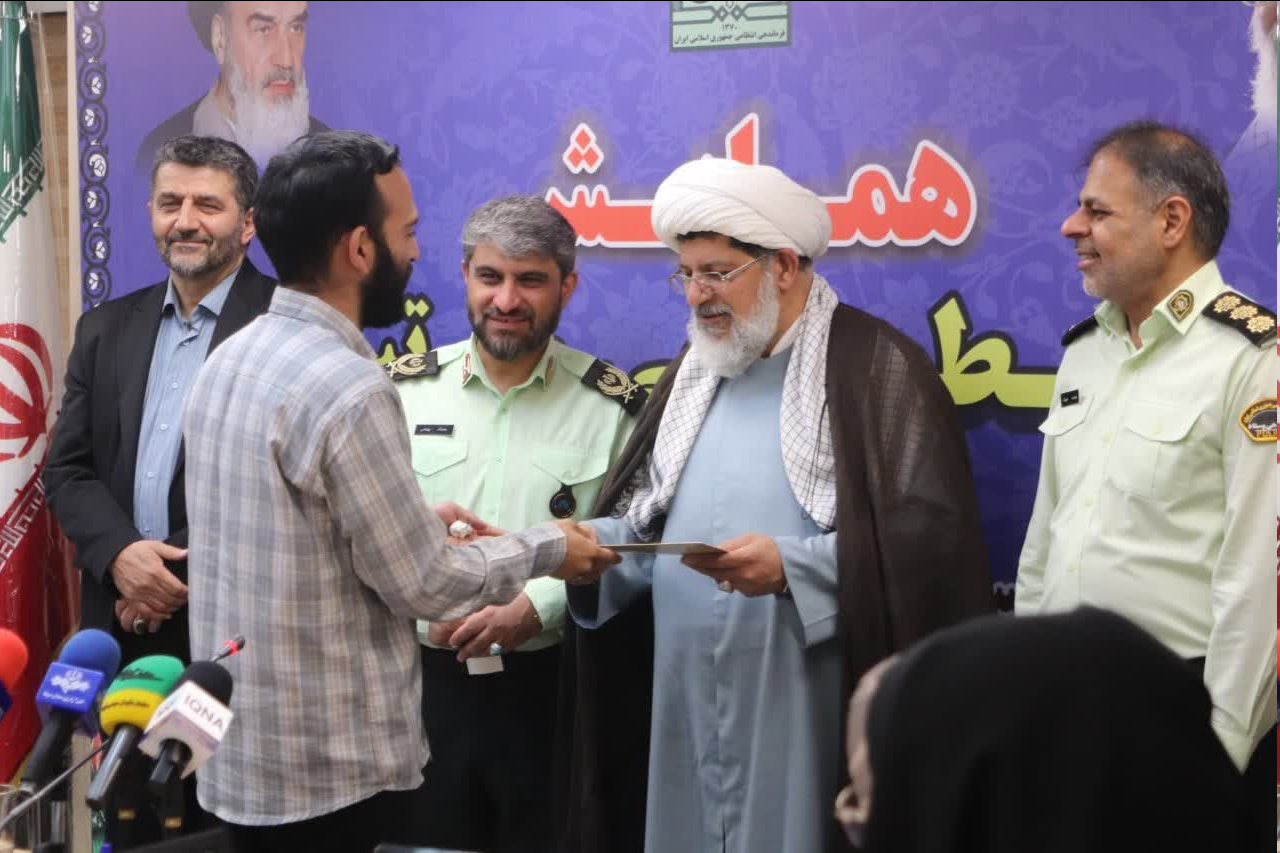 تجلیل رئیس سازمان عقیدتی سیاسی فراجا از خبرنگار خبرگزاری حوزه+ عکس