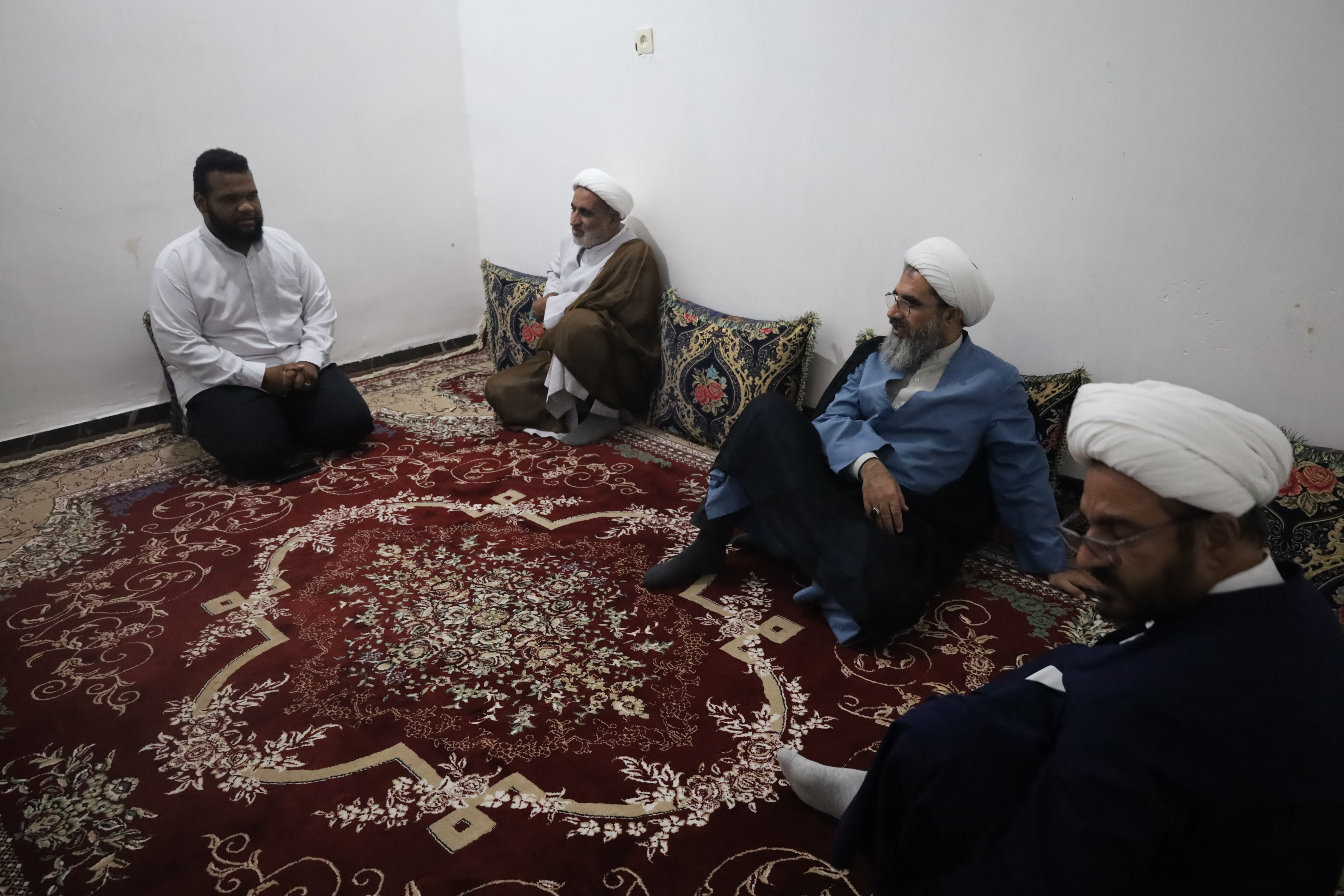 مدیر حوزه علمیه هرمزگان پای درد دل طلاب شهرستان رودان نشست+عکس