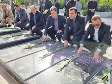 ادای احترام مسئولان استان اصفهان به مقام شامخ شهدای کاشان+تصاویر