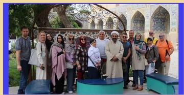 بازدید بیش از ۲۰۰۰ گردشگر خارجی از مدرسه ناصریه در اصفهان+ عکس